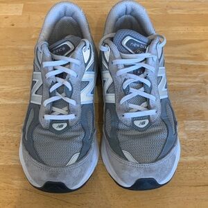 New Balance Gray and White Athletic Shoes 9.5 Women’s 2A width WITHOUT INSOLES